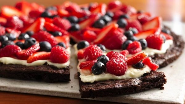 Gluten-free Brownie & Berries Dessert Pizza (www.bettycrocker.com)