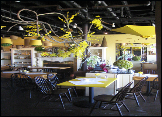 Cafe seating at Yellow Vase in Rancho Palos Verdes
